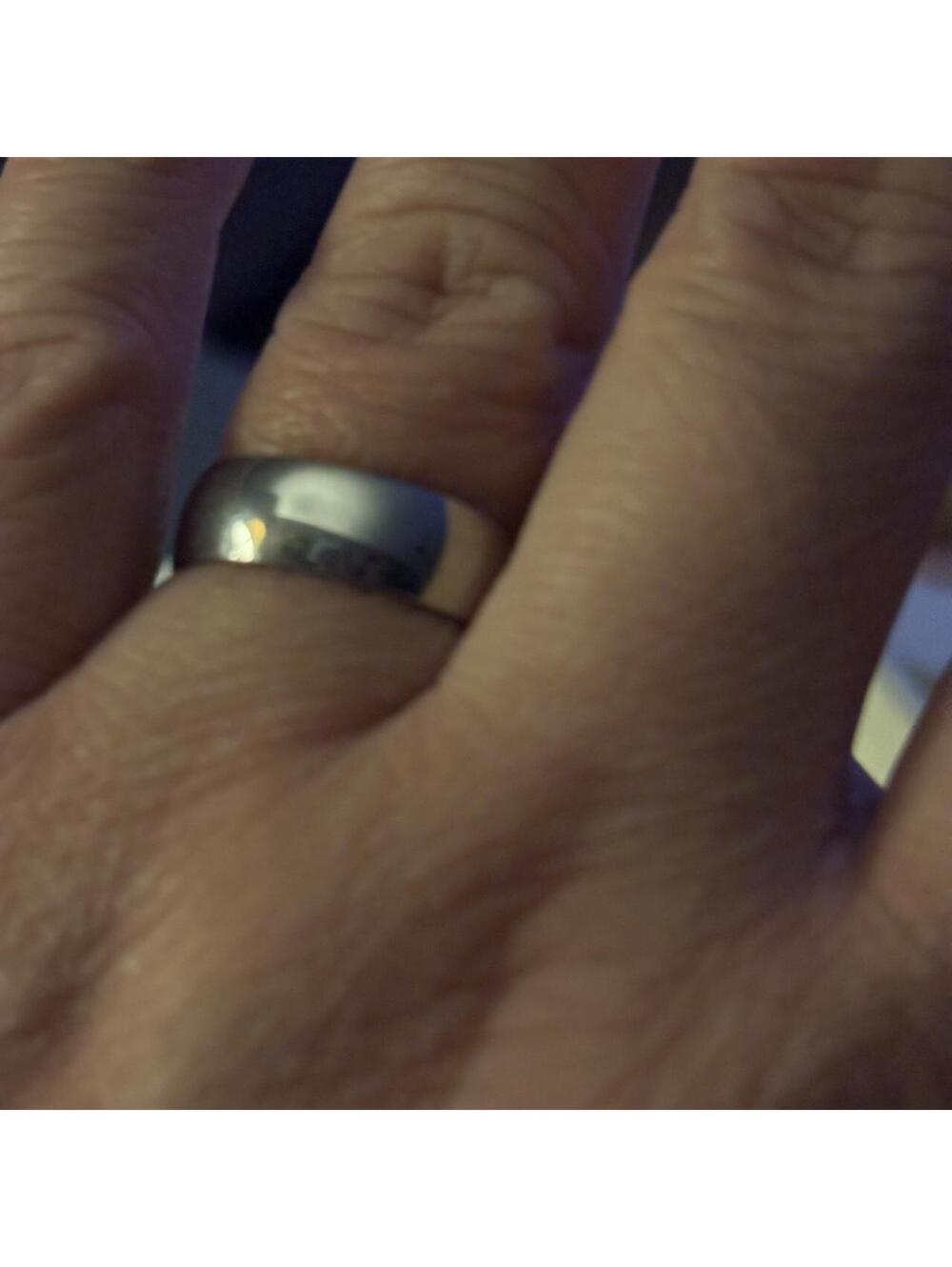 Silver wedding band ring, Size: 7